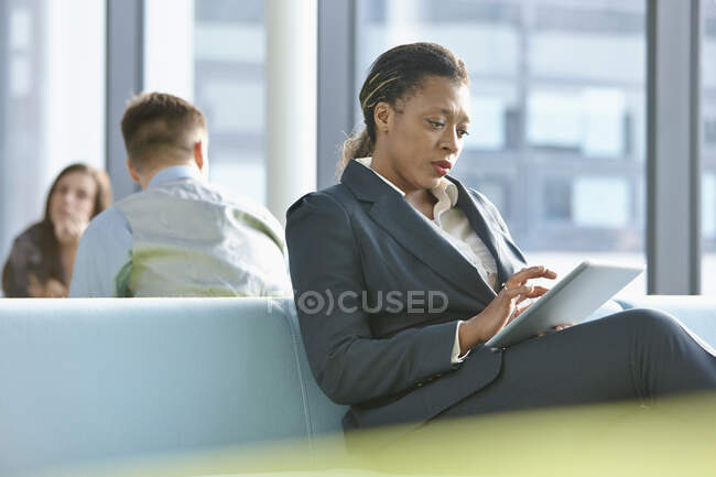 Femme d'affaires utilisant une tablette numérique — Photo de stock