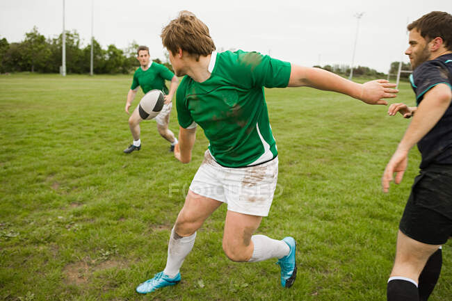 Jeu de rugby en action — Photo de stock