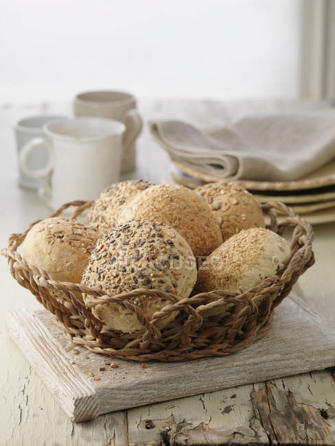 Хлебные рулоны с семенами — стоковое фото