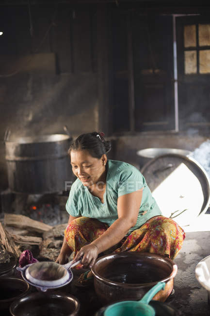 Mulher madura trabalhando, Inle lake, Birmânia — Fotografia de Stock