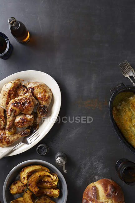 Pollo asado y salsa de mole poblano, calabaza bellota y enchiladas - foto de stock