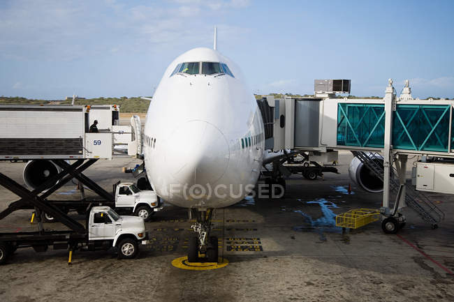 Observing view of Preparing airplane on runway — Stock Photo