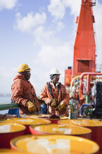 Trabajadores que se encuentran en una situación de escasez de petróleo - foto de stock