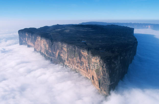 Roraima mountain surrounded by clouds under blue sky — Stock Photo