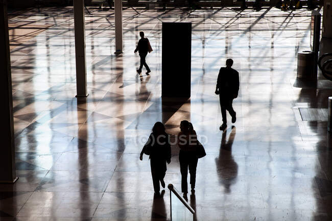 People in lobby of conference center — Stock Photo