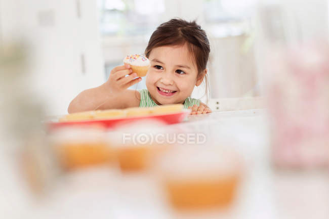 Sorrindo menina com bolo de fadas — Fotografia de Stock