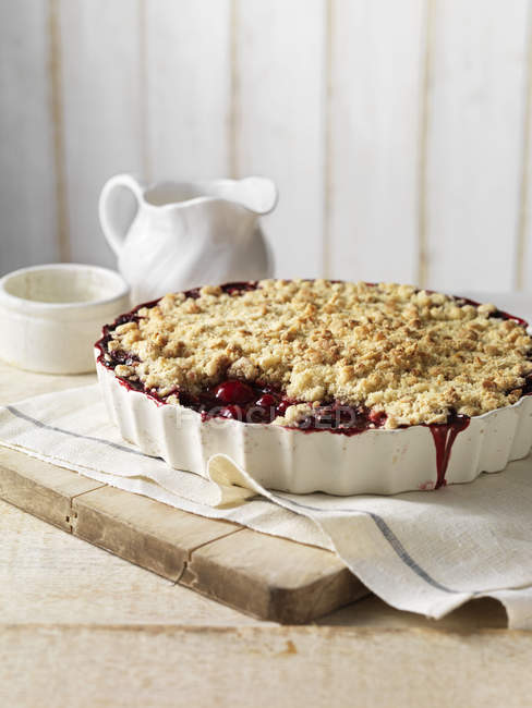 Homemade berry crumble pie in dish — Stock Photo