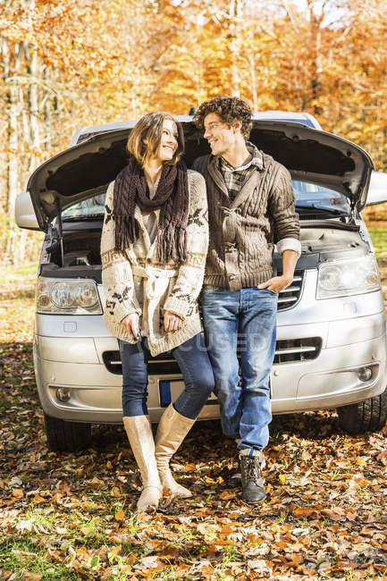 Ehepaar lehnt an kaputtem Auto — Stockfoto