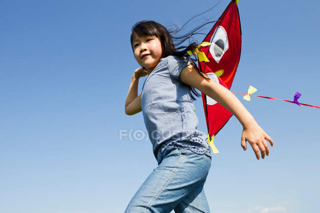 Fille jouer avec cerf-volant en plein air — Photo de stock