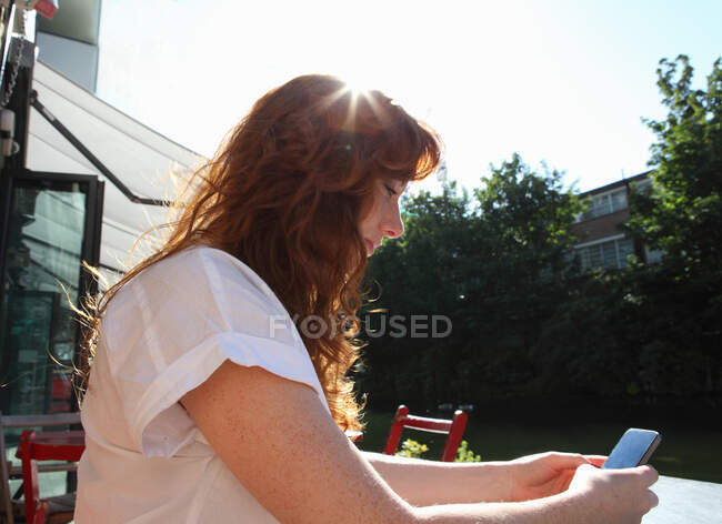Woman using cell phone outdoors — Stock Photo