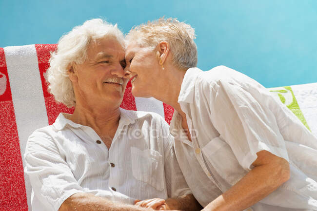 Couple plus âgé étreignant à l'extérieur — Photo de stock