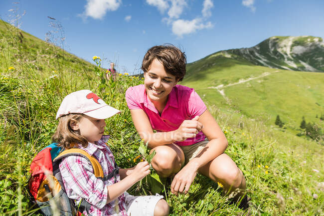 Mutter und Tochter entdecken Pflanzen, Tirol, Österreich — Stockfoto