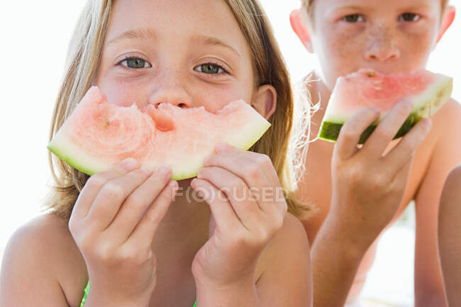 Дети с ломтиками арбуза — стоковое фото
