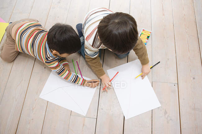 Хлопчики малюють фарбувальними олівцями — стокове фото