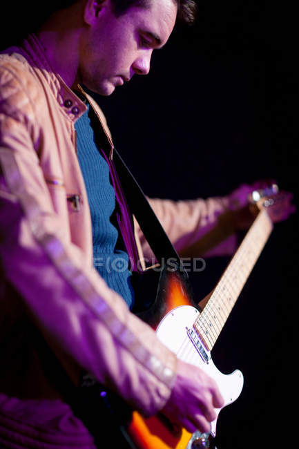 Close up de homem tocando guitarra — Fotografia de Stock