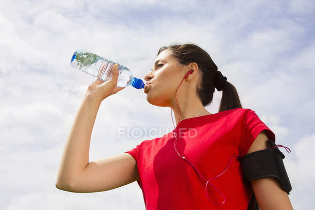 Jogger che beve acqua — Foto stock