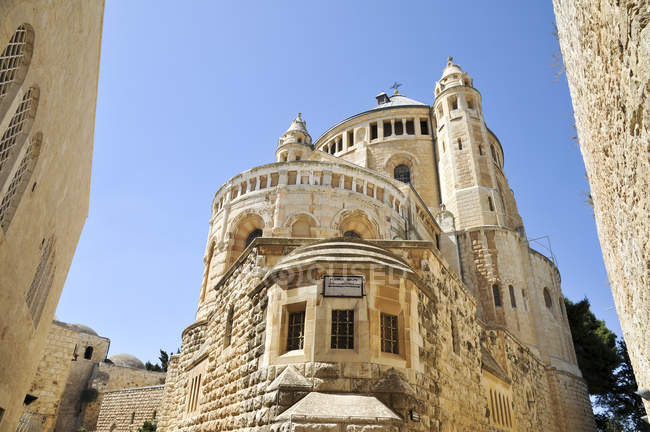Vista inferior de la Abadía de Santa María Sión, Jerusalén, Israel - foto de stock