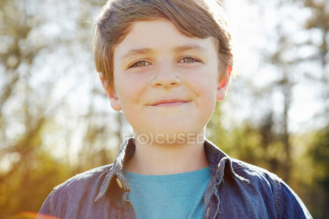 Niño con una sonrisa descarada - foto de stock