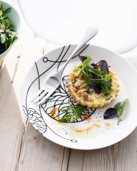 Assiette de tartelette de crabe avec salade — Photo de stock