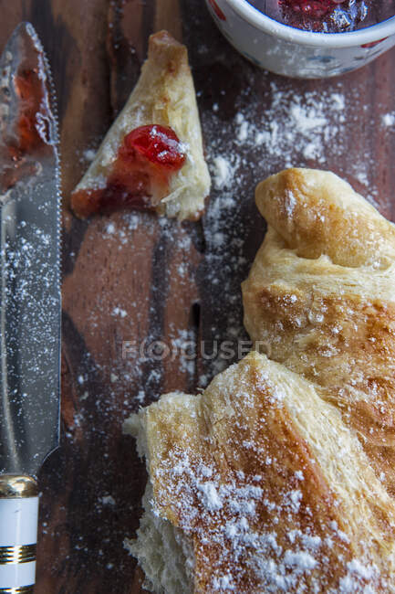 Croissant with jam, overhead view — Stock Photo