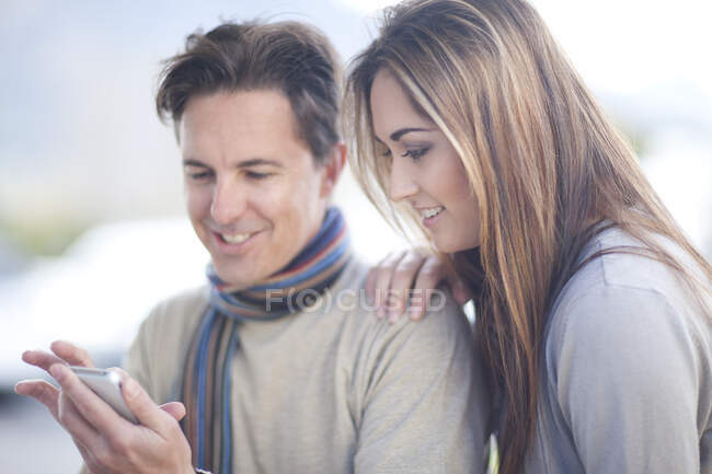 Casal olhando para smartphone — Fotografia de Stock