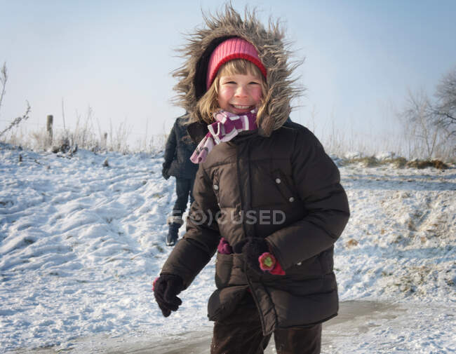Girl playing in snow — Stock Photo