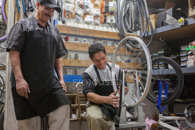 Meccanica operante nel negozio di biciclette — Foto stock
