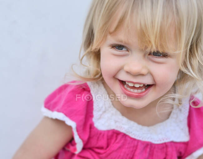 Gros plan de filles tout-petits sourire visage — Photo de stock