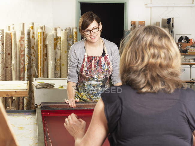 Frauen handbedruckten Textilien in der Werkstatt — Stockfoto