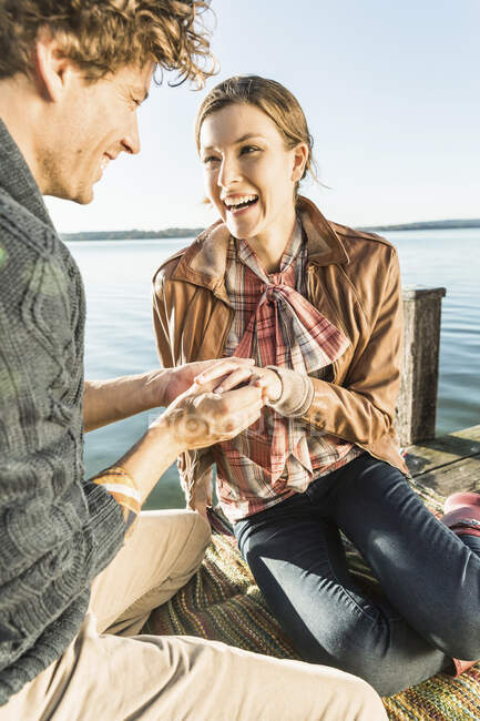 Man putting engagement ring on woman — Stock Photo