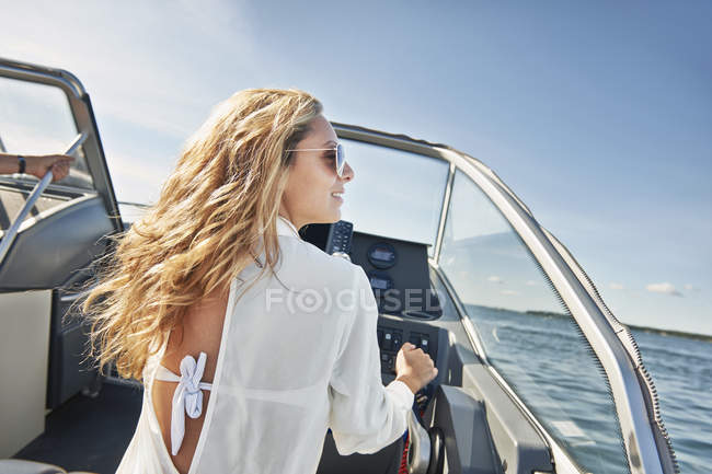 Junge Frau steuert Boot, gavle, schweden — Stockfoto