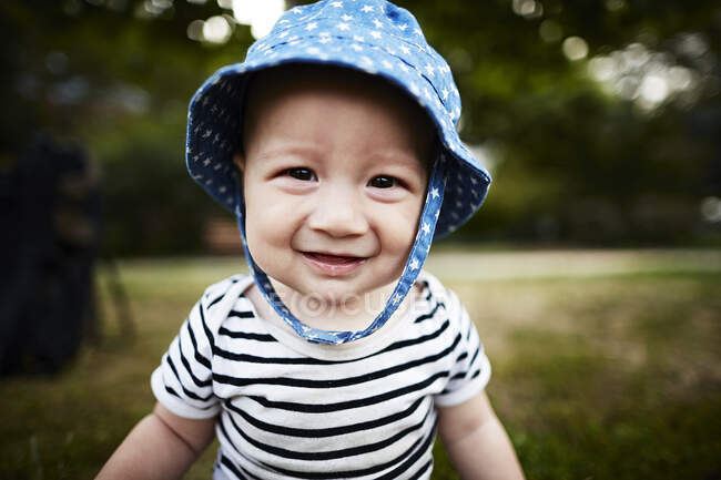 Gros plan portrait de bébé garçon souriant à la caméra — Photo de stock