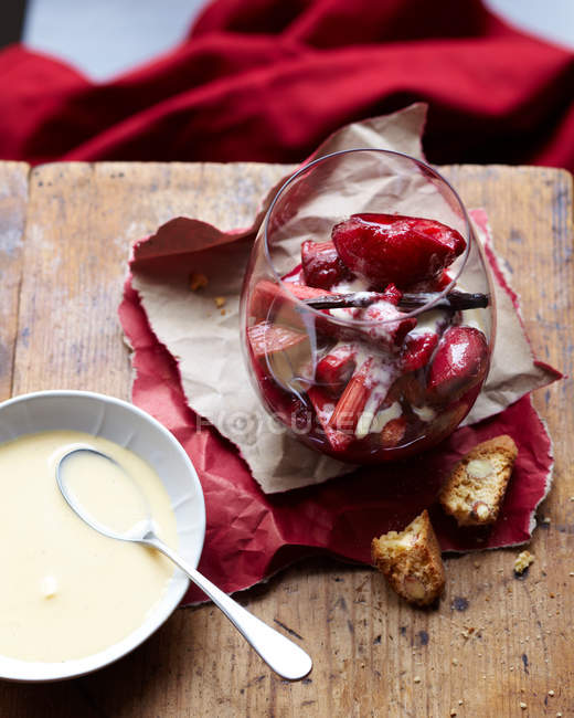 Rabarbaro e crema pasticcera di prugne di sangue su tavolo rustico — Foto stock