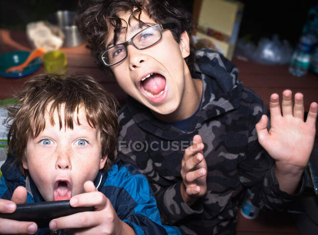 Meninos animado pelo sistema de jogo portátil — Fotografia de Stock