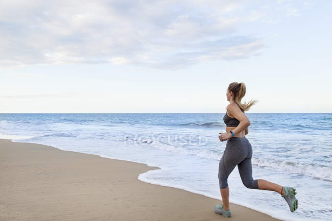 Giovane corridore donna che corre sulla spiaggia, Repubblica Dominicana, Caraibi — Foto stock