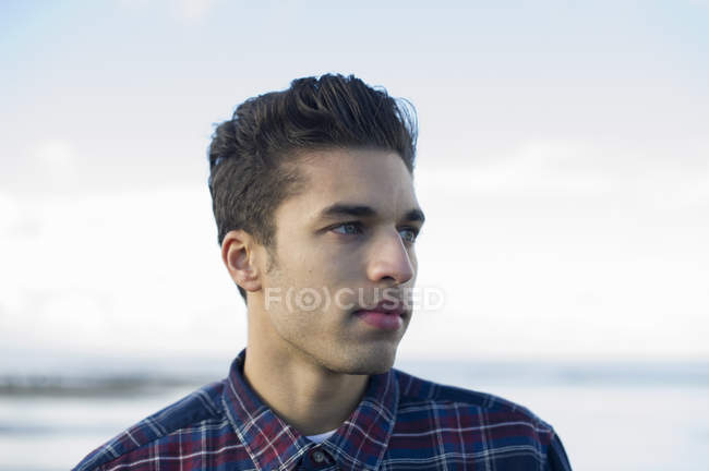 Молодой человек в клетчатой рубашке — стоковое фото