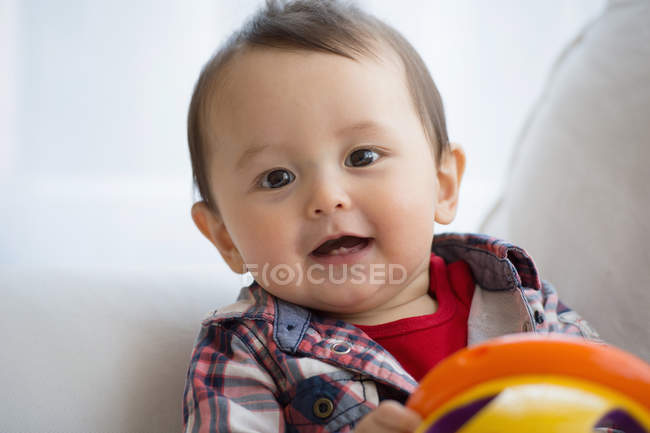 Портрет мальчика с игрушкой в руках — стоковое фото