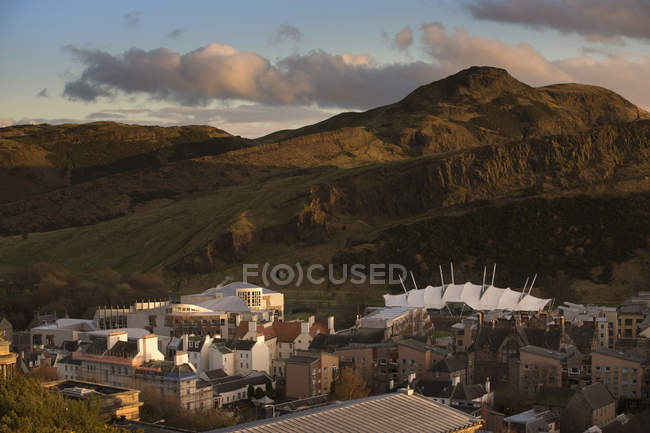 Vista del Parlamento escocés y el casco antiguo - foto de stock