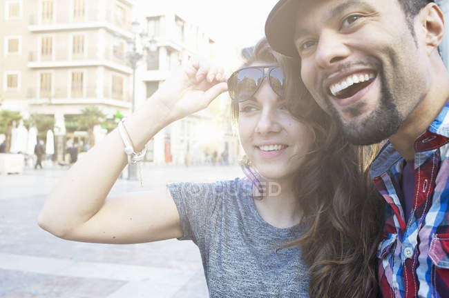 Tourist couple sightseeing, Plaza de la Virgen, Valencia, Spain — Stock Photo