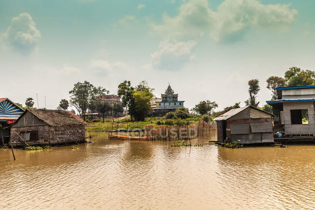 Viagem de barco de Siem Reap para Battambang ao longo do rio Sangkae. Pagode Cheu Khmao ou Pagode de Madeira Negra, Rio Sangkae, Camboja — Fotografia de Stock