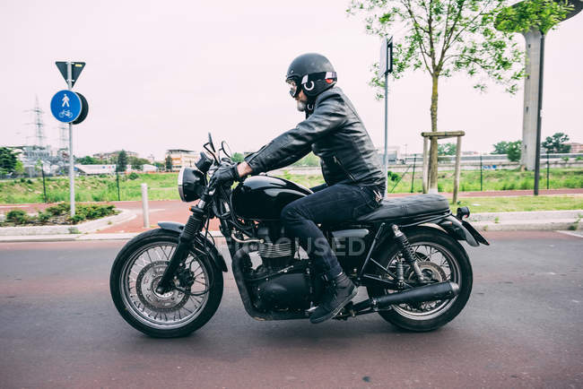 Motociclista maschile motociclista su strada — Foto stock