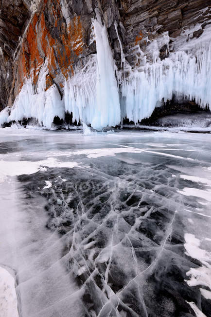 Cara de roca de la isla Ogoy en el lago Baikal congelado, isla Olkhon, Siberia, Rusia - foto de stock