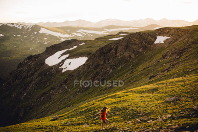 Mulher caminhando em montanhas cobertas de neve, Rocky Mountain National Park, Colorado, EUA — Fotografia de Stock