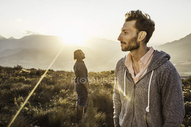 Mann und Freund auf der Wiese schauen weg — Stockfoto