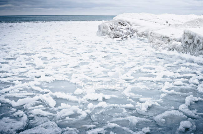 Вид на замерзле озеро взимку — стокове фото