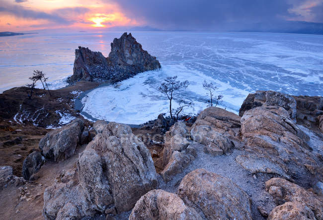 Shamanka Rock en Burkhan Cape al atardecer, Lago Baikal, Isla Olkhon, Siberia, Rusia - foto de stock