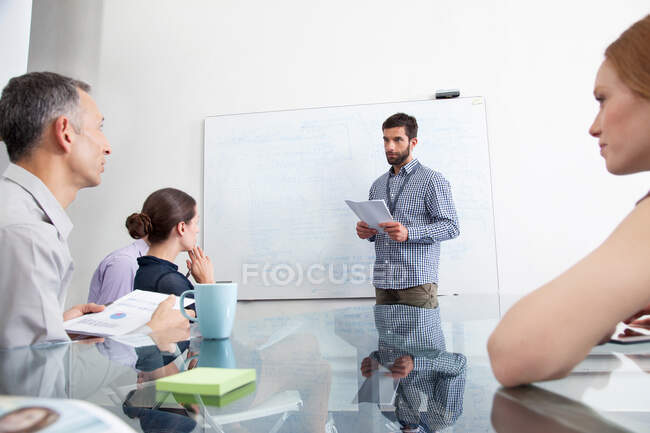 Homme d'affaires présentant à ses collègues — Photo de stock