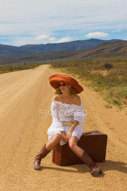 Mujer solitaria enganchándose en el desierto - foto de stock