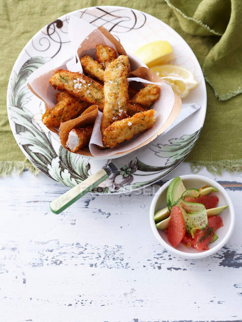 Peixe frito e salada — Fotografia de Stock