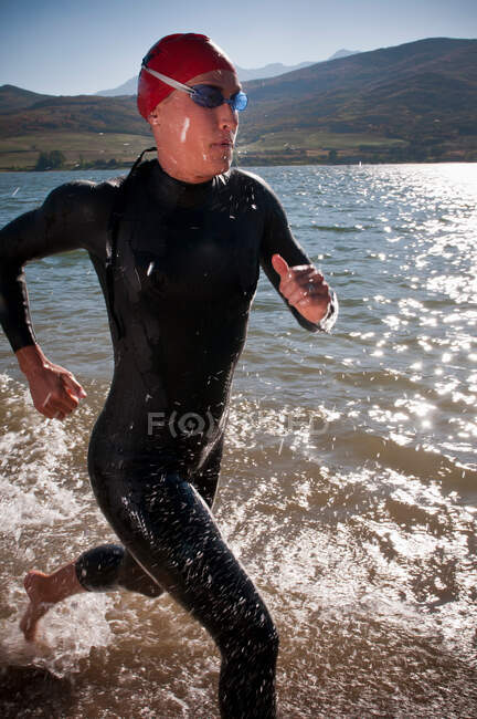 Buceador corriendo en el océano surf - foto de stock